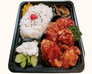 ピリ辛ジュシーもも肉弁当(大盛り)Spicy Sauce Karaage Thigh Bento (Large)