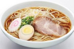 中華麺 Ramen with soy sauce based soup