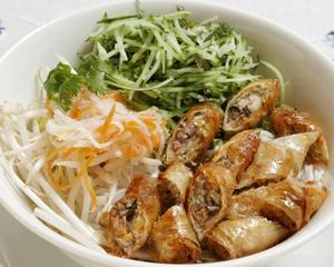 揚げ春巻きのせビーフン Vermicelli with fried spring roll
