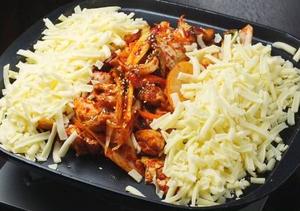 チーズタッカルビ(320g) fried chicken and vegetables with melted cheese 
