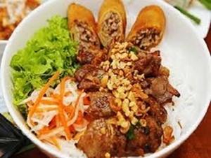 焼肉と揚げ春巻き麺 Banh cha gio thit nuong