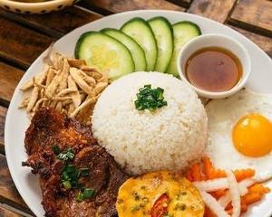 焼肉と豚皮とかまぼこライス