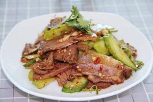 黄瓜拌牛肉牛肉とキュウリのサラダ
