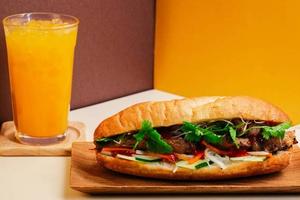 おすすめ 焼き鳥肉バインミー ジュースセット Grilled Chicken Banh Mi - Juice Set