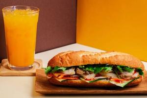 ヌックマム漬け豚肉バインミー ジュースセット Pork Marinated in Nuoc Mam Banh Mi - Juice Set