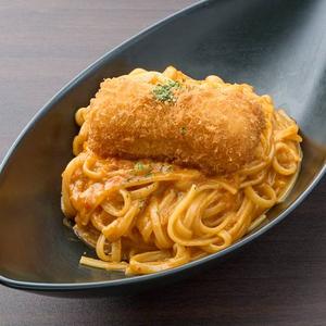 クリームコロッケと国産ズワイガニのアメリケーヌソースパスタ
