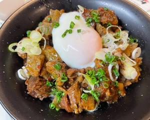 【人気No.2】 牛すじ煮込丼