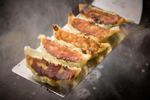 予想以上のニンニク！ニンニクマシマシ餃子8個