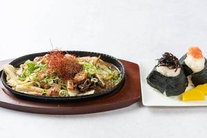 選べるおにぎり2種とホルモンスタミナ焼きセット