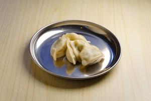 水餃子 (水) boiled dumplings 2個 ( 2个) two pieces