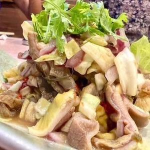 豚のもつサラダ