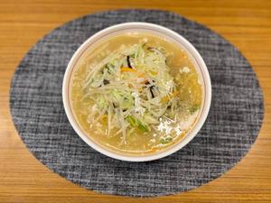 野菜たっぷりヘルシーラーメン！キャベツ、もやし、にんじん、キクラゲ、豚肉が盛りだくさん入っちゃいました！