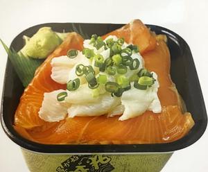 丼丸 サーモン縁側丼