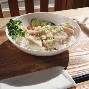 【当店人気No.1】ふわふわ美桜鶏のネギ油丼+気まぐれスープ付き