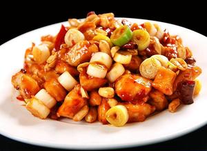 鶏肉とナッツの辛炒め(保丁)