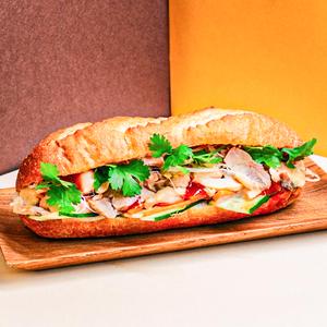 チキンサラダバインミー Chicken Salad Banh Mi