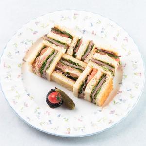 ローストビーフと彩り野菜のサンドウィッチ