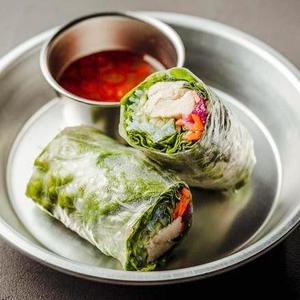 蒸し鶏と海老の生春巻き
