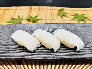 いかにぎり3貫 3 pieces of squid sushi
