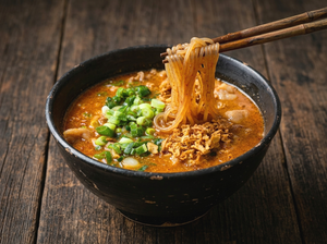 辛濃厚！豚ばら肉の米粉のラーメン ねぎ・フライドオニオン