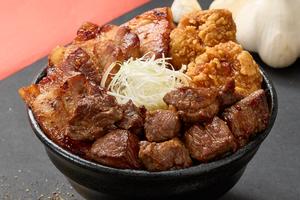 帯広デラックス丼(ステーキ＆唐揚げ＆豚丼) Obihiro Deluxe Bowl