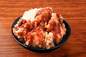 よだれ鶏唐揚げ丼Mouth-watering Japanese fried chicken over rice
