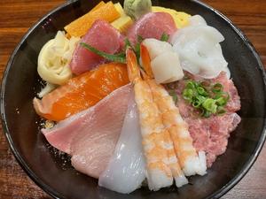海鮮ちらし(赤身、サーモン、ネギトロ等)