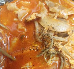 ユッケジャンスープ Spicy Beef Soup