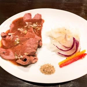 低温処理！豚の肉刺し ～ピリ辛ネギだれ～