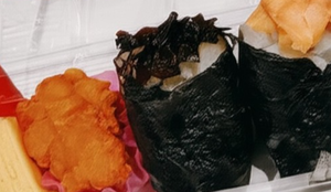 おにぎり弁当(おにぎり二個※具は日替わりです、出汁巻き玉子一切、赤ウィンナー一本、唐揚げ一個)
