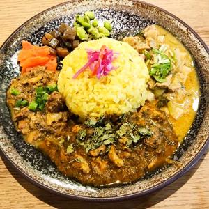 ほうれん草塩麹チキンカレーと限定カレーの合いがけカレー