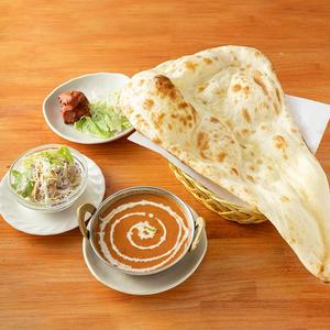 バターチキンカレーとナンセット(サラダ、チキンティッカ)