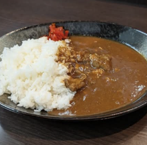 牛すじカレー(サラダ付)