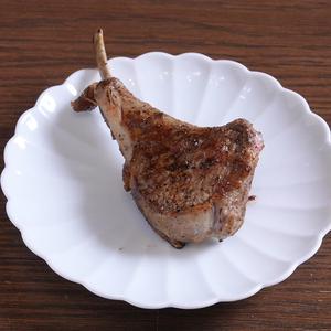 ラムチョップの炭火焼き・塩コショウ(1本)