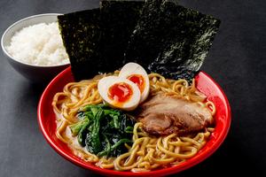 醤油豚骨ラーメン味付玉子～半ライス～