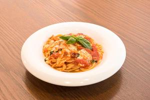 バジルとモッツァレラチーズのトマトソース 生スパゲティー