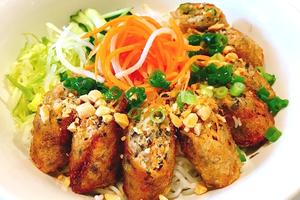 ブンチャージョー(揚げ春巻きのサラダ麺)/Bun cha gio