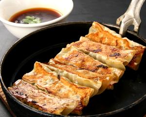 鉄鍋餃子～焼きたて！鉄鍋餃子～