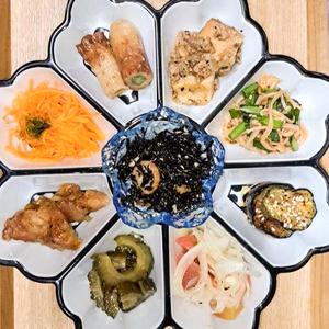 人気No.3 おむすび御膳 〔おばんざい9品+おむすび2個+スープ〕