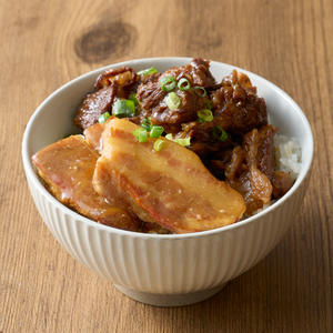 あいもり。牛すじ煮込みと豚角煮丼 Stewed Beef Tendon and Kakuni Rice Bowl