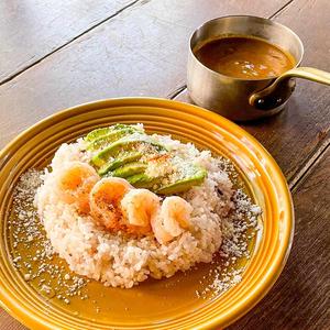 プリプリ海老とアボカドのカレー
