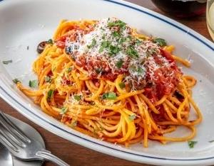 オリーブ・ケーパー・アンチョビのトマトソース プッタネスカ スパゲッティ