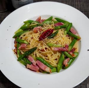 厚切りベーコンとアスパラのパスタ