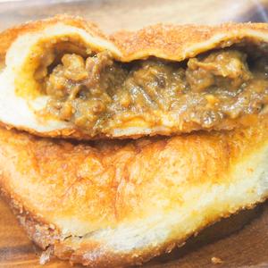 牛すじカレーパン