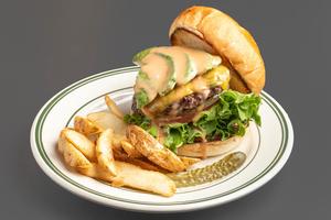 アボガドチーズバーガー【ポテト＆ピクルスセット】