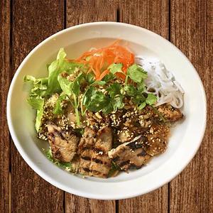 ブンチャ Bun thit nuong ( Vermicelli with grilled pork and greens )