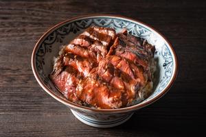 萬牛_ハラミ丼/ つぼ漬け、自家製辛子にんにく付