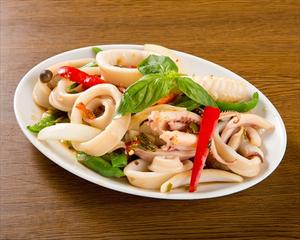 アジアンダイニングバー SAPANA(サパナ) イカと野菜のバジル炒め Stir-fried squid and vegetables with basil