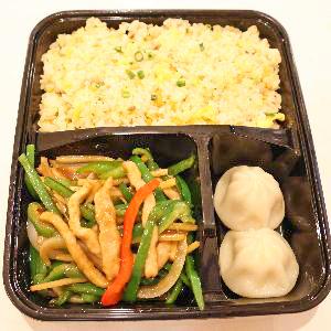青椒肉絲、炒飯、小籠包付きお弁当