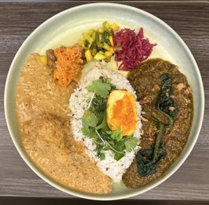 2種のスパイスカレー ラムとほうれん草のキーマ×手羽元とヘーゼルナッツのバターチキン
